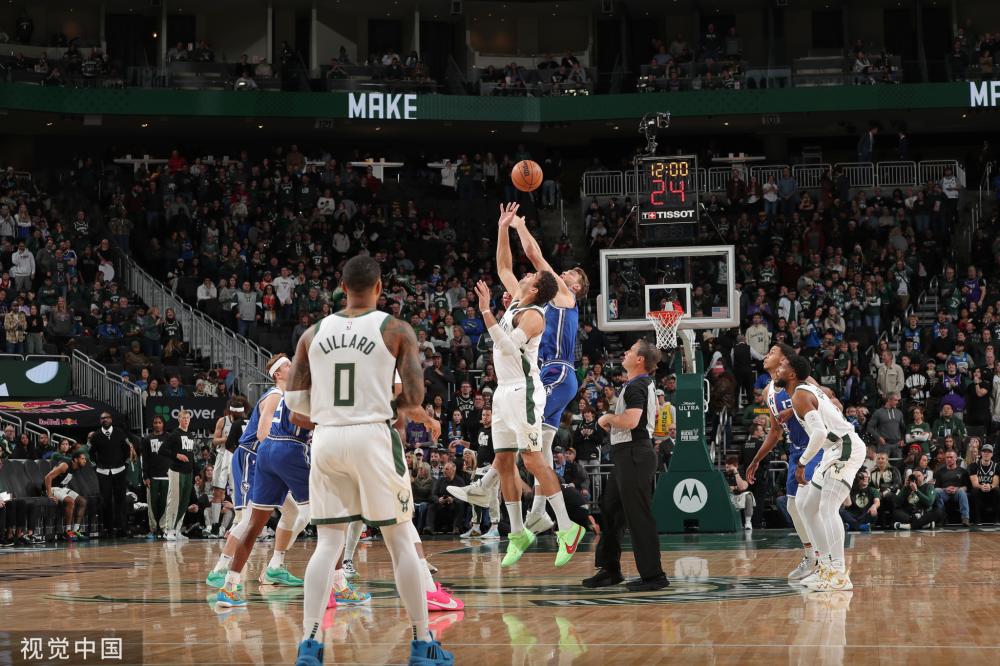 她现在坚持 她现在坚持